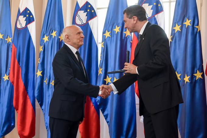 Predsednik Republike Slovenije Borut Pahor je dr. Karlu Gadanyi vročil odlikovanje medaljo za zasluge na slovesnosti v Predsedniški palači.